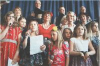 50-talls sanger for Sangkoret Vaarbuds barnekor. Karina Saue og Julianne Stornes stemmer i med «Itsy bitsy teeny weeny yellow polka dot bikini» under konserten i gymsalen på Harstad skole. Foto: Line V. Roksøy.