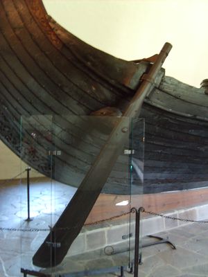 5232 Osebergskipet styreåre.jpg