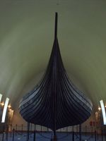 Gokstadskipet sett rett forfra. Foto: Olve Utne