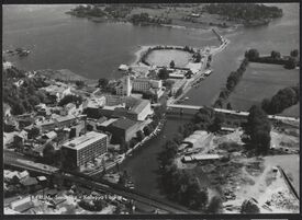 Rådhuset og brua midt på bildet, med Kadettangen og Kalvøya bak, før den firefelts motorveien ble bygget i 1965. Foto: (Nasjonalbiblioteket).