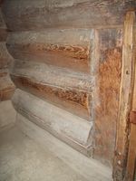 Konstruksjonsdetalj; her kan ein sjå kor tett lafteveggen er. Foto: Olve Utne (2008).