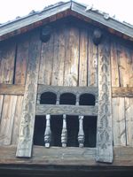 Opning i svalen i andre etasje, med treskurd. Foto: Olve Utne (2008).