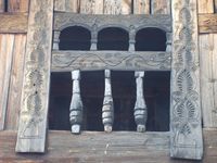 Opning i svalen i andre etasje, med treskurd. Foto: Olve Utne (2008).