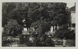 Parken sett vestover mot Stiftsgården. Foto: J.H. Küenholdt A/S/Nasjonalbiblioteket (1920–1926).