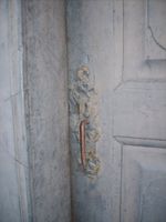 Dør med smijernsbeslag. Foto: Olve Utne (2008).
