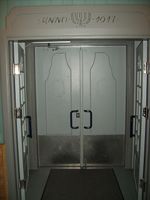 Døre ut fra venterommet. Foto: Olve Utne (2008).