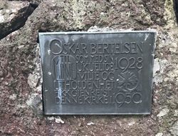 Oskar Bertelsen er hedret med en plakett på muren utenfor kirken. Foto: Svend Aage Madsen (2020).