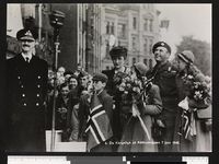 139. 6. De Kongelige på Rådhustrappen 7 juni 1945 - no-nb digifoto 20160118 00001 bldsa pk kgl0088.jpg