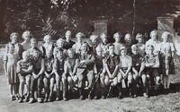 6. klasse - Kirkekretsen skole 1936 ved øvre inngangen til Vang kirke. Modolf Westli nr. 2 fra venstre, første rekke. Foto: Ukjent