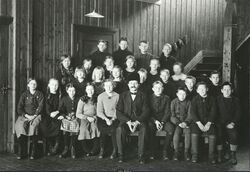 6. og 7. klasse ved Jansløkka 1922. 1. rekke fra venstre: Karin Nygård, Karen Fagerli, Inger ?, Margit Jensen, Margit Wøie, lærer Johnsen, Torbjørn Eriksen, Jørgen Fagerli, Ole Arnestad, Reidar Jensen. 2. rekke fra venstre: Edith Høegh, Helga Jørgensen, Synnøve Hanevold, Øystein Lauritzen, Olaf Berg. 3. rekke fra venstre: Kitty Hanevold, Signe Bakke, Gudrun Høymyr, Ruth Ebbestad, Herdis Helgesen, "Rusken" Hvalstad. 4.rekke fra venstre: Øyvind Amundsen, Ellef Hansen, Helge Sørensen, Sverre ?.