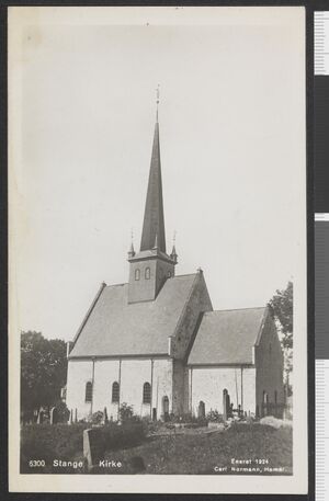 Sort-hvitt foto av Stange kirke.