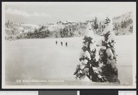 På ski over Blankvannet. Foto: Nasjonalbiblioteket