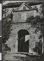 197. 64. Fredriksten. Port i Vestre Kurtine - no-nb digifoto 20151204 00200 bldsa PK13577.jpg