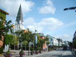 Kyrkja sett frå Storgata. Foto: Olve Utne (2008).