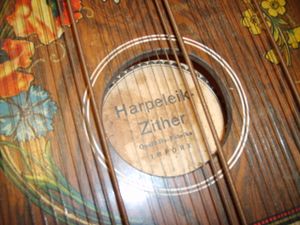 6896 harpeleik-zither.jpg