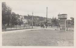 Stasjonen med passeringen av Kongsveien og med verkstedshallen o bakgrunnen. Foto: Nasjonalbiblioteket