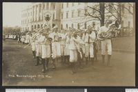 Elever med skolens fane i 17. mai-tog ved slottet.