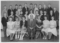 Kjell Fremstads avgangsklasse våren 1962. Foran fra venstre: ?, May, Anne Helene Herland, lærer Fremstad, Lisbeth Karlson, ?, Anne-Lise Strandbakke. I midten: ?, Kjell Dahle, Bjerkeli, Hansen, (Jente som bodde på Viken), Inger Nilsen, ?, Odd Westby, Stein Harald Torneby, Leif Olav Jemtland. Bak: Roar Engevold, Arne Iver Nordhagen, Gregor Bismo, Svein Erik Karlsen, Roar Sveen, Theo Riise, Karl Erik Karlsen,Ole Kristian Pisilrud, Per Jørgen Stenvold, Roy Arne Ekern, ?.