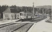 Stasjonsbygning med seteritak på Haslum stasjon på Bærumsbanen i 1920-årene. Foto: Nasjonalbiblioteket