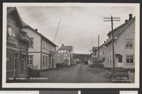 166. 7034 Gateparti. Brumundalen - no-nb digifoto 20150811 00031 bldsa PK26203.jpg