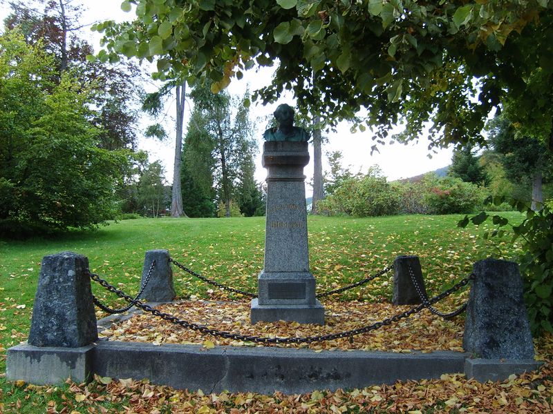 Fil:7100 Monument over Alexander Kielland i Molde (P.S. Kroejer).jpg