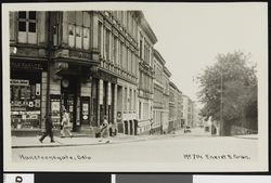 Erik Qvist Bok- og Papirhandel på hjørnet i nr. 2 og gata videre nedover. Foto: Nasjonalbiblioteket