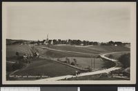 Kirkas plassering i landskapet. Foto: Carl Gustav Normann (1924).