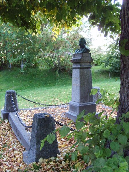 Fil:7345 Monument over Alexander Kielland i Molde (P.S. Kroeyer).jpg