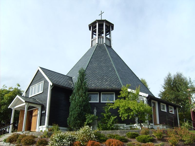 Fil:7361 St. Sunniva kirkje i Molde.jpg