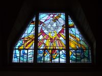 Glassmaleri, Den hellige ånd i form av ei due. Foto: Olve Utne (2008).