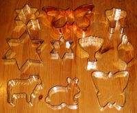 Til å stikke ut kaker av den tynt utkjevla deigen brukar vi peparkakeformer.