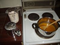 Tørrvarene er blanda ihop i desilitermålet med ei langskafta skei og klare til å bli sikta i.