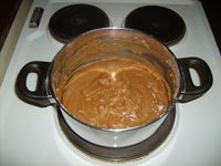 Den ferdige deigen er klar til å dekkjast over og settast kaldt til neste dag.