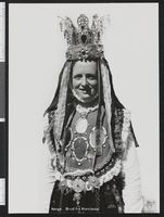 36. 8. S. 34. Norge. Brud fra Hornindal - no-nb digifoto 20140808 00057 bldsa PK18212.jpg