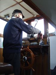 Skipperen i styrhuset på «Rapp». Foto: Olve Utne (2009).