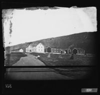 Prestegarden sett frå vegen frå Moholmen. 1860–1900. Foto Ole Tobias Olsen