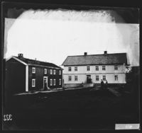 Prestegarden sett frå gardsplassen. 1860–1900. Foto: Ole Tobias Olsen