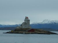 Tyrhaug fyrstasjon sett frå fjøra nedom Kyrhaug. Naust vart bygd i 1844, og i 1924 kom moloen. Foto: Olve Utne