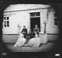 Sokneprest Nannestad med familie på prestegardstrappa