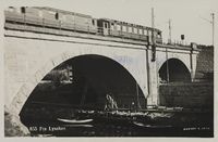 Toget passserer elva på Lysaker. Foto: Jac Brun/Nasjonalbiblioteket (1953).