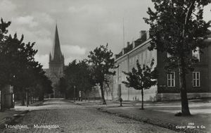 85 Trondhjem Munkegaten - no-nb digifoto 20150622 00408 bldsa PK17517.jpg