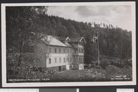 90. 8820 Solbakken Pensjonat, Veldre - no-nb digifoto 20150812 00031 bldsa PK26104.jpg