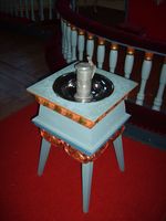 Døypefont i tre i Vinje kyrkje, Heim. Foto: Olve Utne (2009).