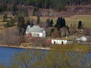 8907 Tingvoll kirkje og prestegard.jpg