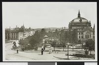Karl Johans gate og Nationaltheatret. Foto: Nasjonalbiblioteket