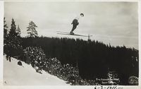 Oscar Larsen hopper under Holmenkollrennet 1911. Foto: Ukjent / Nasjonalbiblioteket