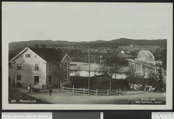 Minnesund i 1920, da bilene ennå i fem år måtte fraktes med ferge over sundet.