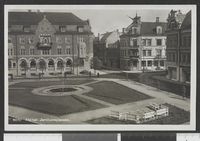 102. 9270 Hamar. Jernbaneplassen - no-nb digifoto 20150630 00058 bldsa PK25613.jpg