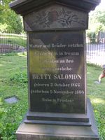 Gravminne over Betty Salomon (1866–1894), med tysk tekst. Se også neste bilde. Foto: Olve Utne (2009).