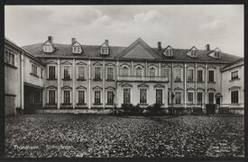 Stiftsgården sett fra hagen. Foto: Alf Schrøder/Nasjonalbiblioteket (1920–1930).